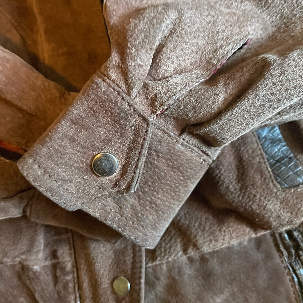 Bermans Woman’s Vintage Bomber Style Leather Jacket in great vintage condition - Picture 7 of 11